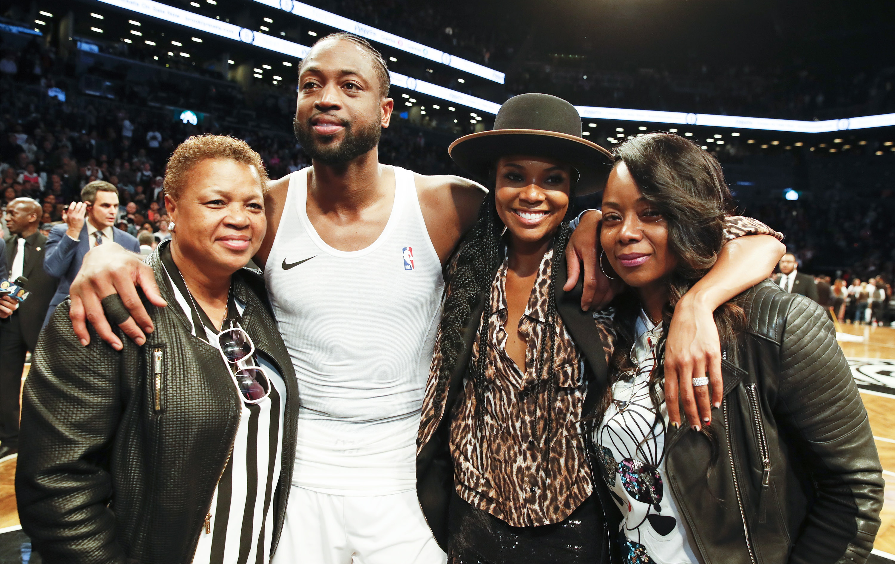 刘伟国：捧起中甲冠军奖杯很激动，明年力争在中超站稳脚跟（刘伟国：中甲捧杯激动不已，明年力争立足中超）