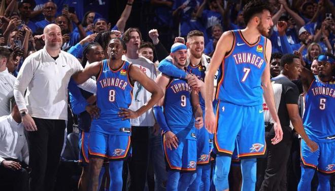 船记：快船坚定地支持哈登和伦纳德，劳资协议变了才放走乔治（船记：快船力挺哈登与莱昂纳德，乔治离队因劳资新规）