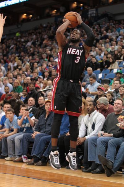 欧文突破防守助攻制胜（欧文强突分球助队绝杀）