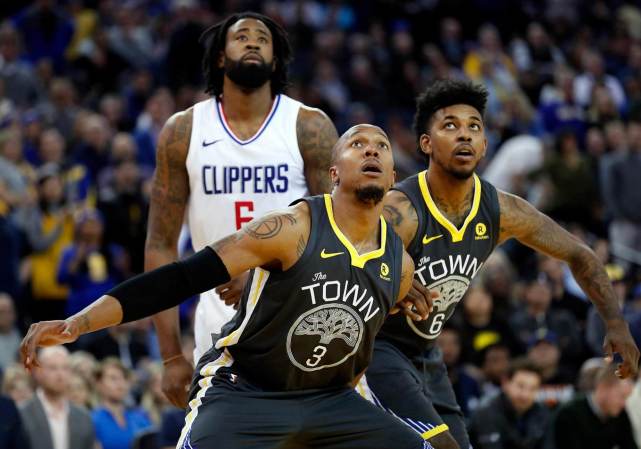 身背两黄，德容与卡萨多在欧冠再吃黄牌就要停赛（德容、卡萨多已两黄在身，欧冠再领黄牌将被停赛）