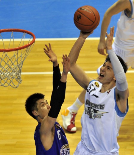 CBA疯狂一日！广东26分大胜江苏，广厦险胜山东，同曦惨败宁波（CBA风云一日：广东26分狂胜江苏，广厦险擒山东，同曦大比分负宁波）