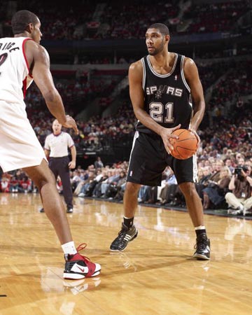 爱德华兹44分创赛季得分新高，单节19分+准绝平拯救球队（爱德华兹轰44分刷新赛季新高，单节19分+准绝平力挽狂澜）